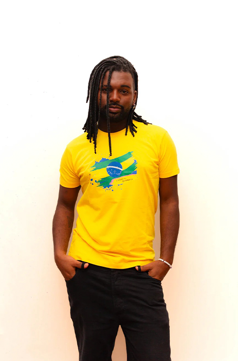 Chemise jaune d'expérience de carnaval du Brésil