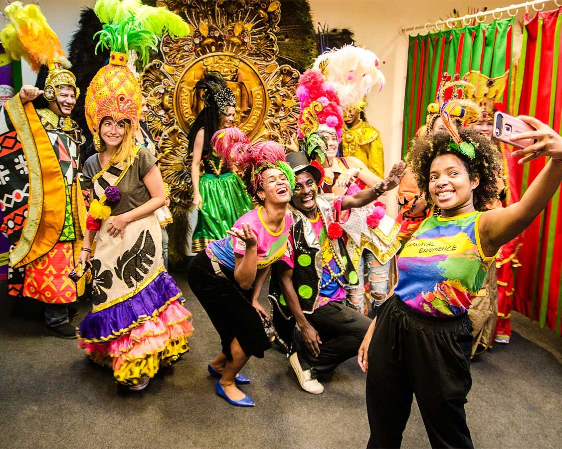 Private tour behind the scenes of Carnival with samba class in the foot and Caipirinha